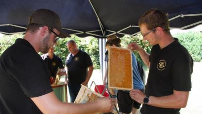 Bild: wro
Zweiter Vorsitzender Florian Beer (rechts) hat sich am Kreuzberg ein schönes Bienenreich geschaffen, in dem sich vieles um den Honig dreht und die Natur im Mittelpunkt steht.