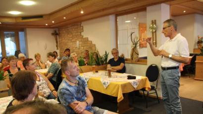 Bild: frd
In seinem Vortrag beschrieb Dr. Robert Braun (stehend) die Therapie bei einer Fehlstellung des Atlaswirbels.