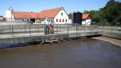 Bild: njn
Im städtischen Klärwerk ist alles OK. Davon überzeugte sich zweiter Bürgermeister Johannes Reger (links) bei einem Rundgang mit Klärwärter Fritz Fütterer (rechts).