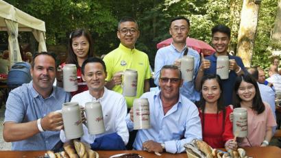 Bild: Petra Hartl
Prost aufs Bergfest: Die chinesischen Gäste von IVS-Chef Helmut Schweiger (vorne, Mitte) und seinem Prokuristen Silvio Simon (links) sind für den Trip auf den Berg um die halbe Welt gereist.