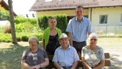Bild: adj
Maria Festbaum, Hubert Winter, Monika Singerer (sitzend von links), Theresia Spachtholz und Bürgermeister Ernst Schicketanz (stehend) freuen sich über die neuen Sitzbänke.