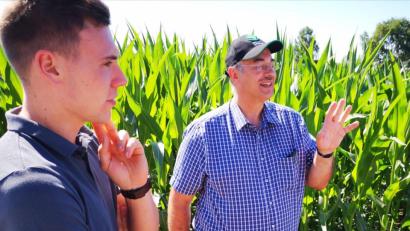 Bild: Thomas Dobler
Mathias Dirmeier (links) und Josef Wittmann (rechts) demonstrierten am Beispiel eines Maisfeldes an der Schwandorfer Südosttangente, welchen Stellenwert der Einsatz von Pflanzenschutzmitteln beim Anbau von Nutzpflanzen hat.