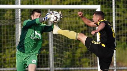 Bild: btg
Vor einigen Wochen scheiterte Grafenwöhrs Stürmer David Dobmann (rechts) im Testspiel gegen die zweite Mannschaft der SpVgg SV Weiden noch an Keeper Marko Smodlaka. Am Samstag kommt es zum Duell des Landesliga-Aufsteigers mit der ersten Vertretung der Weidener.