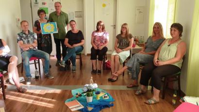 Bild: jzk
Wie sie die Beziehung mit ihrem Kind verbessern und pflegen können, erklären die Kommunikationstrainer Martina Lutz und Herbert Lösel (hinten stehend).