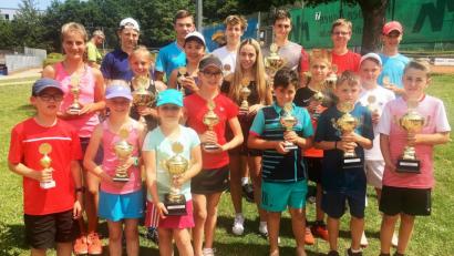 Bild: lst
Die Jugend-Bezirksmeister 2019 des Tennis-Bezirks Oberpfalz mit ihren Pokalen. Bild: lst