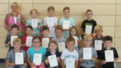 Bild: mez
Rektorin Gudrun Lehner freut sich mit den jungen Sportlern über deren Ehrenurkunden bei den Bundesjugendspielen der Leichtathletik.