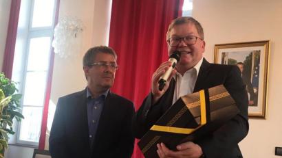 Bild: san
Als Gastgeschenk überreicht OB Michael Cerny an seinen Amtskollegen Antoine Audi (links) Versace-Gläser aus dem Hause Rosenthal.