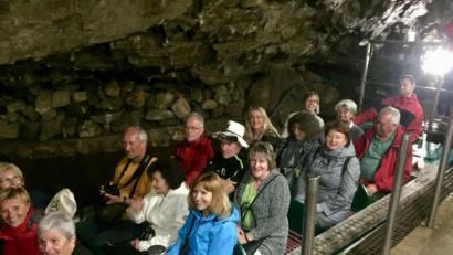 Bild: eib
Von der Sommerhitze auf 8 Grad heruntergekühlt bei der Bootsfahrt auf dem Punkva Fluss durch die Höhlen des mährischen Karsts