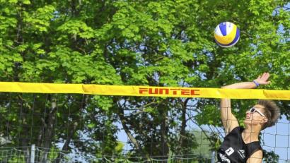 Bild: Hubert Ziegler
Heimvorteil haben die Titelverteidiger Julian Zoll (rechts) und Marco Nanka vom VC Amberg bei den bayerischen U-18-Meisterschaften auf der Beachanlage am Schanzl.