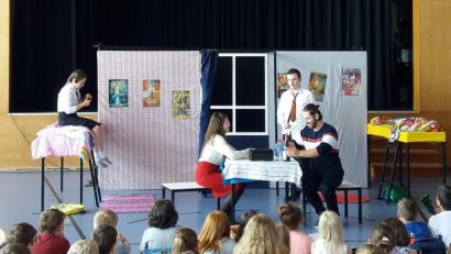 Bild: exb
Die lustige Komödie „The Slug in the Shoe“ von Peter Griffith begeisterte die Schüler des JAS-Gymnasiums Nabburg so sehr, dass sich an das Stück noch eine englische Fragerunde anschloss, während der die vier Schauspieler den Jugendlichen noch gerne zahlreiche Fragen beantworteten.