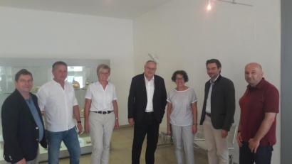Bild: exb
Stephan Oetzinger (Zweiter von rechts) und Bürgermeister Lothar Höher (Mitte) besuchen das Keramikmuseum und informieren sich.