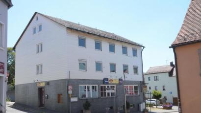 Bild: Gabi Schönberger
Seit den 1960er Jahren ist die „Deutsche Eiche“ (links) ein Wirtshaus. Nun soll sie einem Mietshaus für acht Parteien Platz machen.