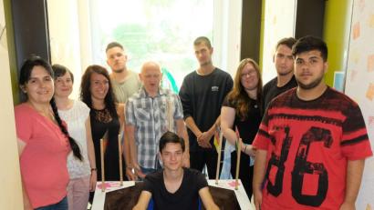 Bild: do
Der Großteil des bfz-Seminars schnuppert derzeit Praxisluft bei regionalen Firmen. Einige Jugendliche bastelten an ihrem ganzen Stolz, der Seifenkiste mit dem bezeichnenden Namen "Wegweiser". Im Bild sind die Kursteilnehmer mit dem Lehrern und Vertreterinnen der Förderstellen.