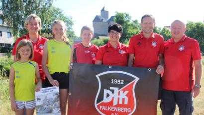 Bild: kro
Zum 21. Waldnaabtal-Crosslauf lädt die DJK Falkenberg am Freitag, 12. Juli, ein. Im Bild die Verantwortlichen der DJK mit Vorsitzendem Hubert Mark (rechts) an der Spitze mit einigen Laufbegeisterten.