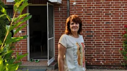 Bild: Privat (Elke Winkel)
Elke Winkel vor ihrem Haus in Mirow (Mecklenburg-Vorpommern).
