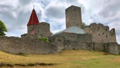 Archivbild: cr
Die Burg nimmt schwerpunktmäßig eine Nord-Süd-Position ein. Die Kernburg mit dem inneren Hof liegt dabei im westlichen Teil. Die östlich gelegene, etwas tiefer liegende Hälfte bildet die Vorburg.
