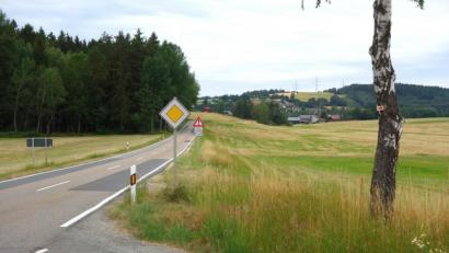 Bild: fjo
Entlang der Straße plant die Stadt eine Erneuerung der Trinkwasserleitung ab der Einfahrt nach Iltismühle (im Vordergrund) bis nach Lämersdorf (im Hintergrund, Mitte).