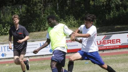 Bild: Hirsch
Hart aber fair kämpften die Jugendlichen beim Hand-in-Hand-Fußballturnier im Sepp-Simon-Stadion.