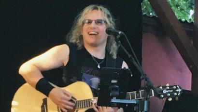 Bild: lst
„MK Unplugged“, alias Mathias „Lemmy“ Kiener, hat bei seinem Biergarten-Konzert im „Salute“ jede Menge Spaß.