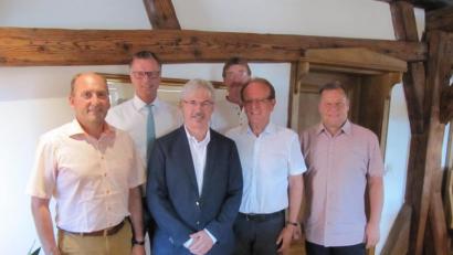 Bild: fg
Dank für die hervorragende Zusammenarbeit (von links): Zweiter Bürgermeister Josef Birner, Bürgermeister Hermann Falk, der scheidende Hauptamtsleiter Walter Majecki, die Fraktionssprecher Günther Schuster und Hans-Jürgen Schönberger und Dritter Bürgermeister Peter Leitsoni.