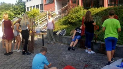 Bild: cr
Vom kreativen Weidenflechten sind die Mittelschüler begeistert und mit Feuereifer dabei.