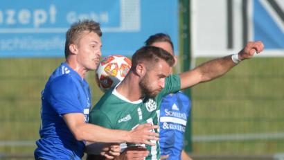 Bild: ref
Benjamin Epifani (Mitte) kam gegen die SpVgg SV Weiden noch nicht so zum Zuge, im zweiten Vorbereitungsspiel gegen Bayreuth setzte er schon erste Akzente.