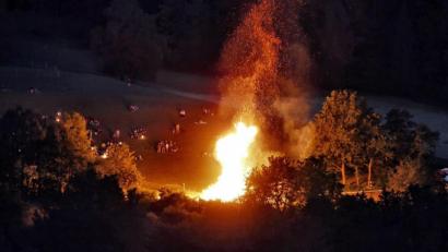 Bild: Georg Hippeli
Das Johannisfeuer von Freudenberg aus eher ungewöhnlicher Luftperspektive.