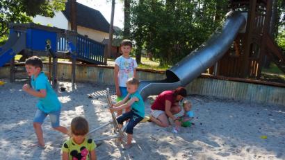 Bild: bl
Der Spielplatz Feistelholz punktet mit guten Spielgeräten und ganz viel Schatten unter großen Bäumen.
