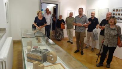 Bild: hka
Archivleiter Michael Hehl (Vierter von rechts) zeigt den Vernissage-Besuchern Eugen Okers Notizbücher und Briefe.