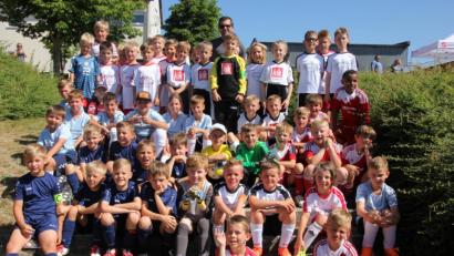 Bild: kro
Drei Nachwuchs-Fußballturniere richtete der TSV Konnersreuth aus. Im Bild die F-Juniorenteams mit TSV-Jugendleiter Stefan Scherer (hinten, Mitte).