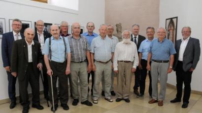 Bild: Christine Hollederer
Von links: Bürgermeister Michael Göth, Georg Pilhofer (Sulzbach-Rosenberg), Bürgermeister Bernhard Lindner, Alfons Rösch, Hermann Dotzler, Ludwig Wagner (Hahnbach), Alois Kotzbauer, Georg Stiegler, Bürgermeister Franz Mädler (Ursensollen), Werner Deyerl (Neukirchen), Landrat Richard Reisinger, 2. Bürgermeister Herbert Lehner, Rudolf Achatz (Auerbach), Gerhard Baumer (Amt für Digitalisierung, Breitband und Vermessung)
____________________________________________