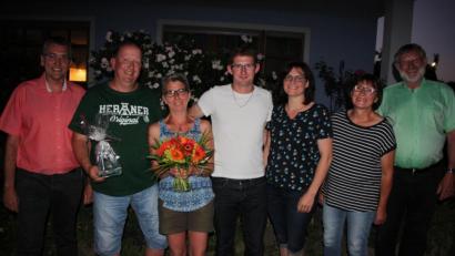 Bild: kro
Für ihren 30. Urlaub auf dem „Schedlhof“ wurden Marie-Luise und Dirk Glowacz geehrt. Unser Bild zeigt (von links) 3. Bürgermeister Franz Schöner, Dirk und Marie-Luise Glowacz, Johannes und Christine Kraus, sowie Angela und Josef Schmidkonz.