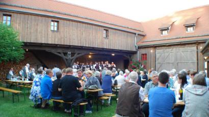 Bild: enz
Der Sengerhof bildete die passende Kulisse für den Weinabend des Männergesangsvereins