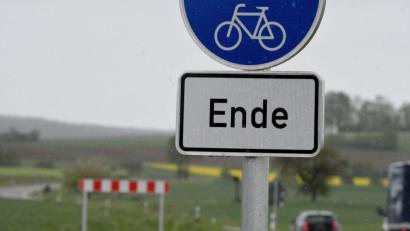 Bild: Stefan Puchner/dpa
Wenn der Radweg endet (Symbolbild), und der Radler auf eine viel befahrene Straße ausweichen muss, wird es gefährlich. Zwischen Amberg und Hirschau ist das so.
