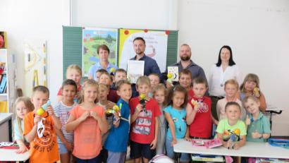 Bild: jzk
Klassenlehrerin Monika Gottsmann (rechts) bedankte sich bei Jutta Sehm, David Lenk und Arnold Greitan (von links).