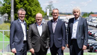Bild: hwk
Bild Schmitz 1:
V.l.: Michael Braunreuther, Jochen Schmitz, Werner Nickl und Wolfgang Lippert auf dem Gelände von Siemens Healthineers in Kemnath