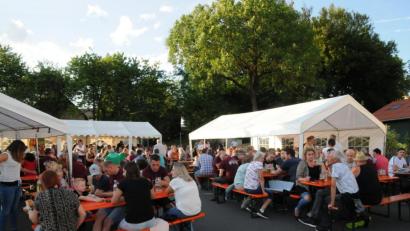 Bild: bey
In Vöslesrieth geht es beim Dorffest rund. Die Stimmung ist bestens.