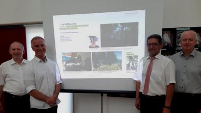 Bild: gis
Machbarkeitsstudie und Ideen präsentieren (von links) Ministerialrat Dr. Franz-Josef Mayer, Peter Neudert (Impuls-Design), Bürgermeister Franz Tauber und Leitender Forstdirektor Georg Dumpert.