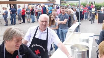 Bild: fjo
Endlich kommt der erste Topf mit dem dampfenden Mittagessen. Die Gäste warten geduldig in einer ellenlangen Schlange auf ihr Essen.