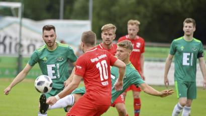 Bild: Hubert Ziegler
Der Ammerthaler Neuzugang und Schütze zum 1:1-Ausgleich, Patrick Pfahler (Mitte), spitzelt den Ball vor dem Hankofener Tobias Richter (vorne) weg, beobachtet von Daniel Gömmel (links) und DJK-Kapitän Bernhard Neumayer (rechts).
