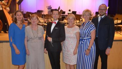 Bild: Kunz
Sie sind stolz auf 25 Jahre Lichtblicke: (von links) Geschäftsführende Verlegerin Viola Vogelsang-Reichl, Verlegerin Bärbel Panzer, Dirigent Daniele Giovannini, Schirmherrin Elisabeth Wittmann, SPD-Stadtverbandsvorsitzende Sabine Zeidler und Landrat Andreas Meier.