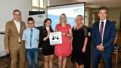 Bild: Andreas Gebert/exb
Schulamtsdirektor Kunz, Rektorin Claudia Strobel-Dietrich, Staatssektretärin Anna Stolz, die Schülersprecher Emily Fernandez und Timo Höfer (beide Klasse 8M), Bürgermeister Bernd Sommer (von rechts).