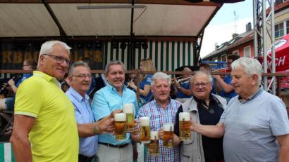 Bild: cs
Nach dem erfolgreichen Bieranstich prosten sich (von links) die Bürgermeister Norbert Gradl, Herbert Lehner und Joachim Neuß, Stadtverbandsvorsitzender Eugen Eckert, Bürgermeister Serge Bouly und Stadtrat André Charpentier aus Laneuveville zu.