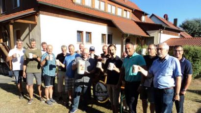 Bild: ksi
Sie stoßen auf ein gutes Gelingen an: Bürgermeister Manfred Rodde (Zweiter von rechts), Gebietsleiter Martin Gradwohl (Vierter von rechts) und Ehrenvorstand Rudi Lindner (Fünfter von links).