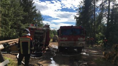 Bild: flm
Die Berufsfeuerwehr Eger unterstützte die deutschen Floriansjünger mit einem Großtanklöschfahrzeug.