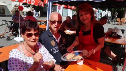 Bild: Kunz
SPD-Ortsvorsitzende Sema Tasali-Stoll serviert Gästen Schmalzbrote.