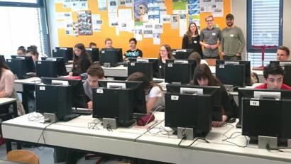 Bild: lg
Die Studentin Laura Schwind, Student Kenny Kunze-Oehme und Softwareentwickler Mustafa Koca (im Hintergrund von links) gehörten zum Betreuerteam der Oberviechtacher Schüler.