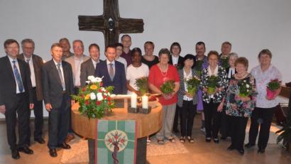 Bild: Kunz
Dekan Wenrich Slenczka (links) freute sich, dass neben den aktiven Gemeindemitgliedern auch zahlreiche ehemalige Pfarrer gekommen waren.