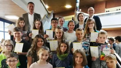 Bild: exb
Der „Känguru-Wettbewerb“, bei dem in 75 Minuten knifflige Mathematikaufgaben gelöst werden müssen, fand auch in diesem Jahr wieder großen Anklang bei den Schülern der Klassen 5 bis 8 am JAS-Gymnasium Nabburg. Schulleiter Christian Schwab (hinten links) und der betreuende Mathe-Lehrer Peter Rühl (hinten rechts) gratulierten zu den Leistungen.