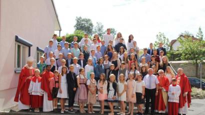 Bild: frd
56 jungen Christen aus der Seelsorgeeinheit Teunz, Niedermurach und Pertolzhofen spendete Weihbischof Reinhard Pappenberger (vorne links) das Sakrament der Firmung.